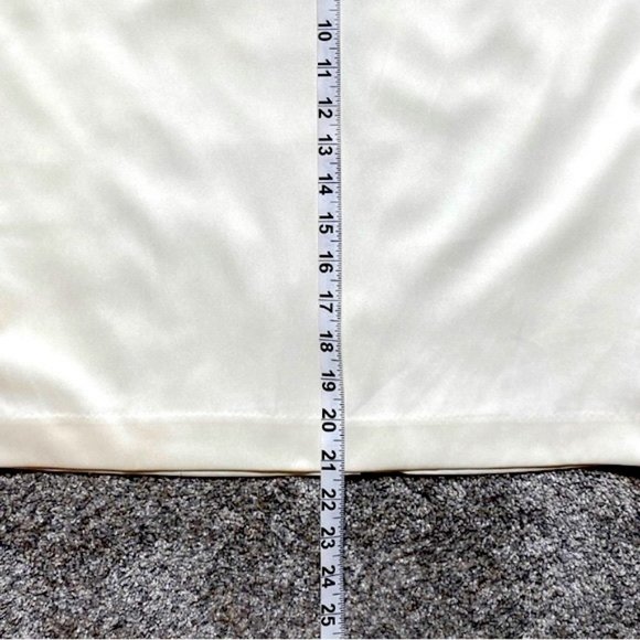 Forever 21 satin lined short pencil skirt w back zipper close.  Women's size 8 - Picture 8 of 9